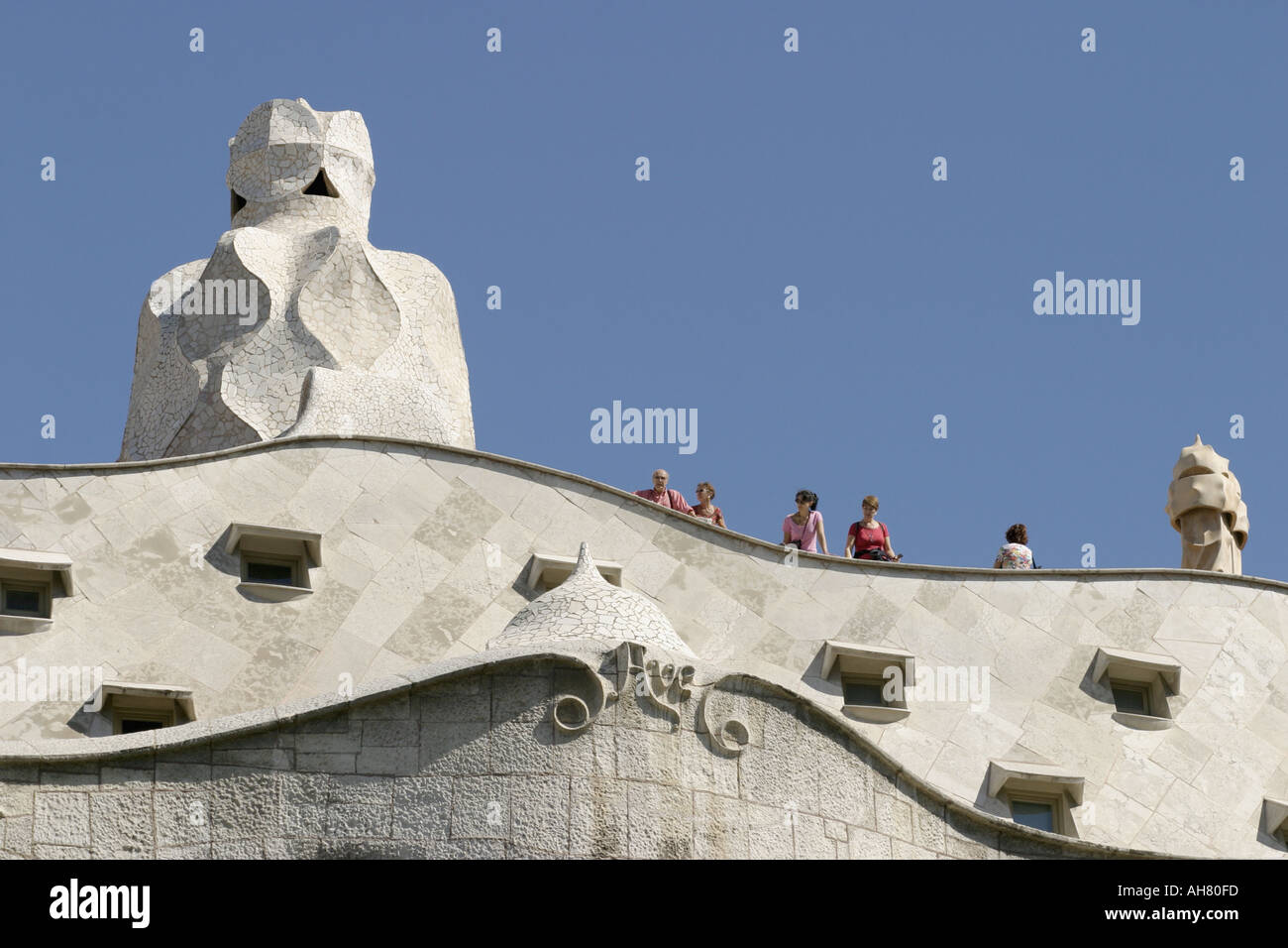 Barcelone, Espagne. cheminées sur le toit de la Pedrera Casa Mila aka par l'architecte Antoni Gaudi. Banque D'Images