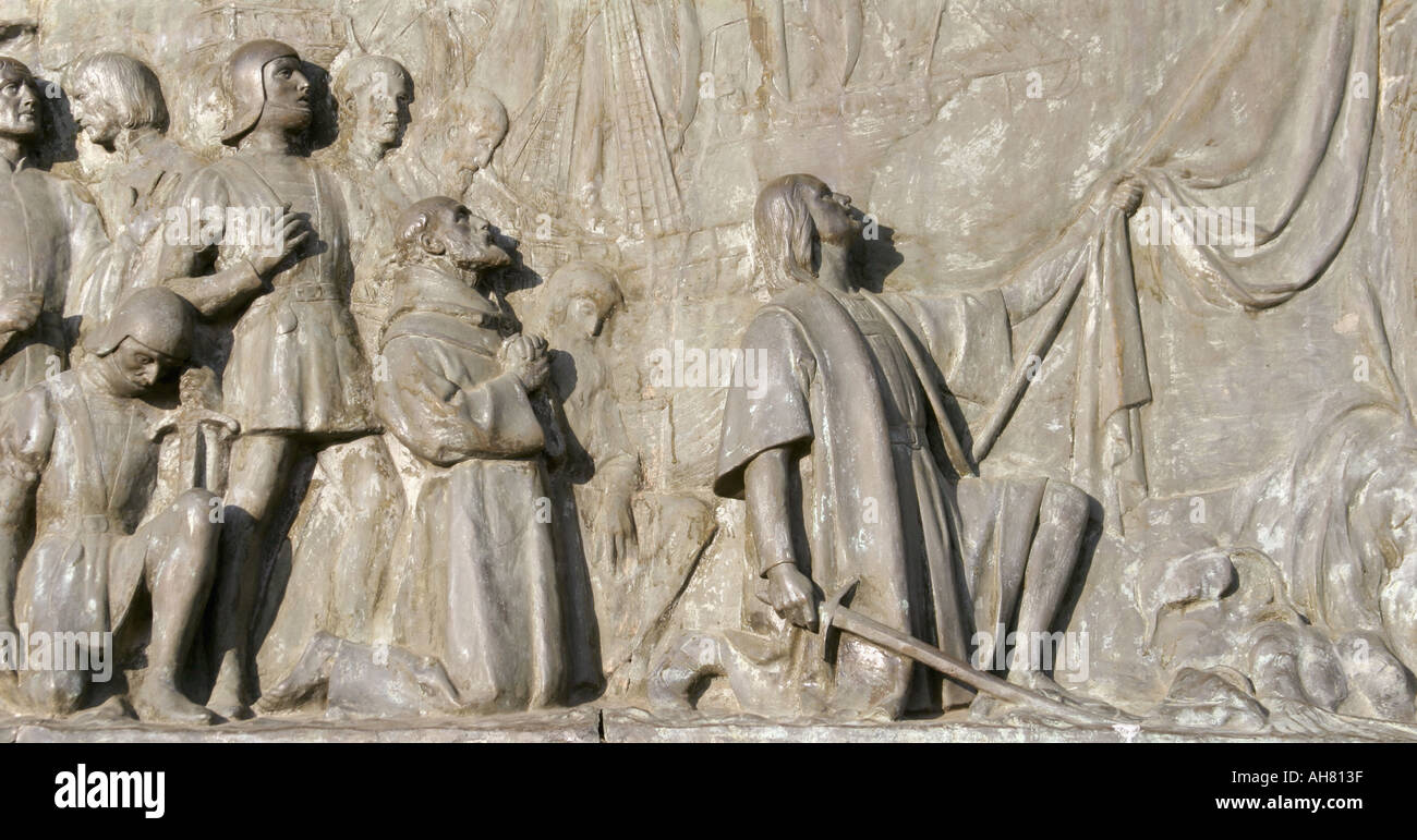 Barcelone Espagne bas-relief sur la statue de Columbus de Columbus prendre possession du nouveau monde dans le nom de rois catholiques Banque D'Images