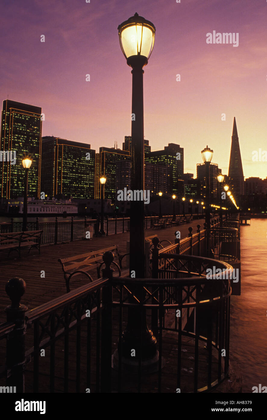 La Californie San Francisco Embarcadero skyline at sunset Banque D'Images