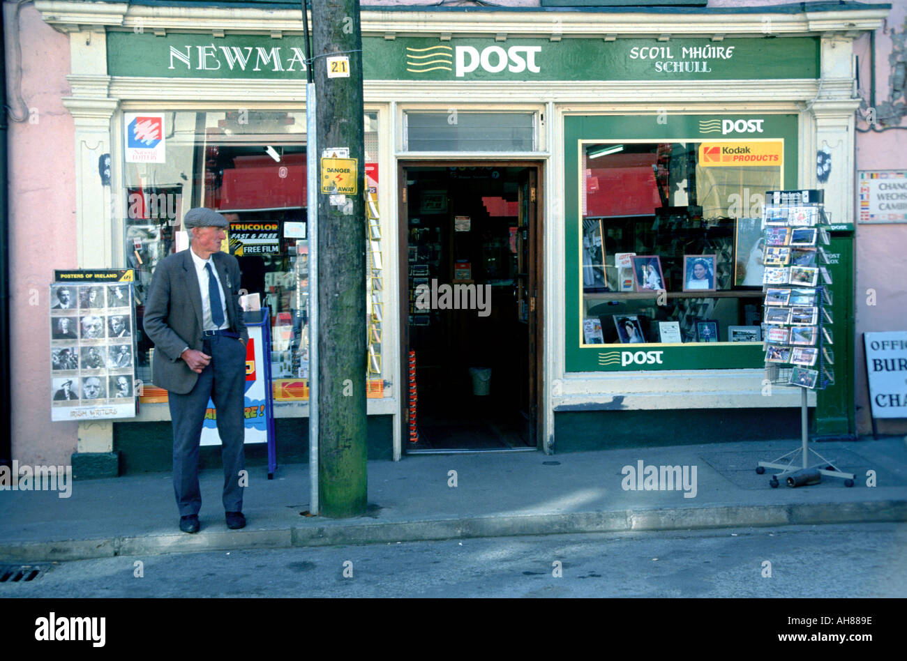 Europe Irlande Cork Schull personnes âgées gent à l'extérieur de l'Office de poste de village Banque D'Images