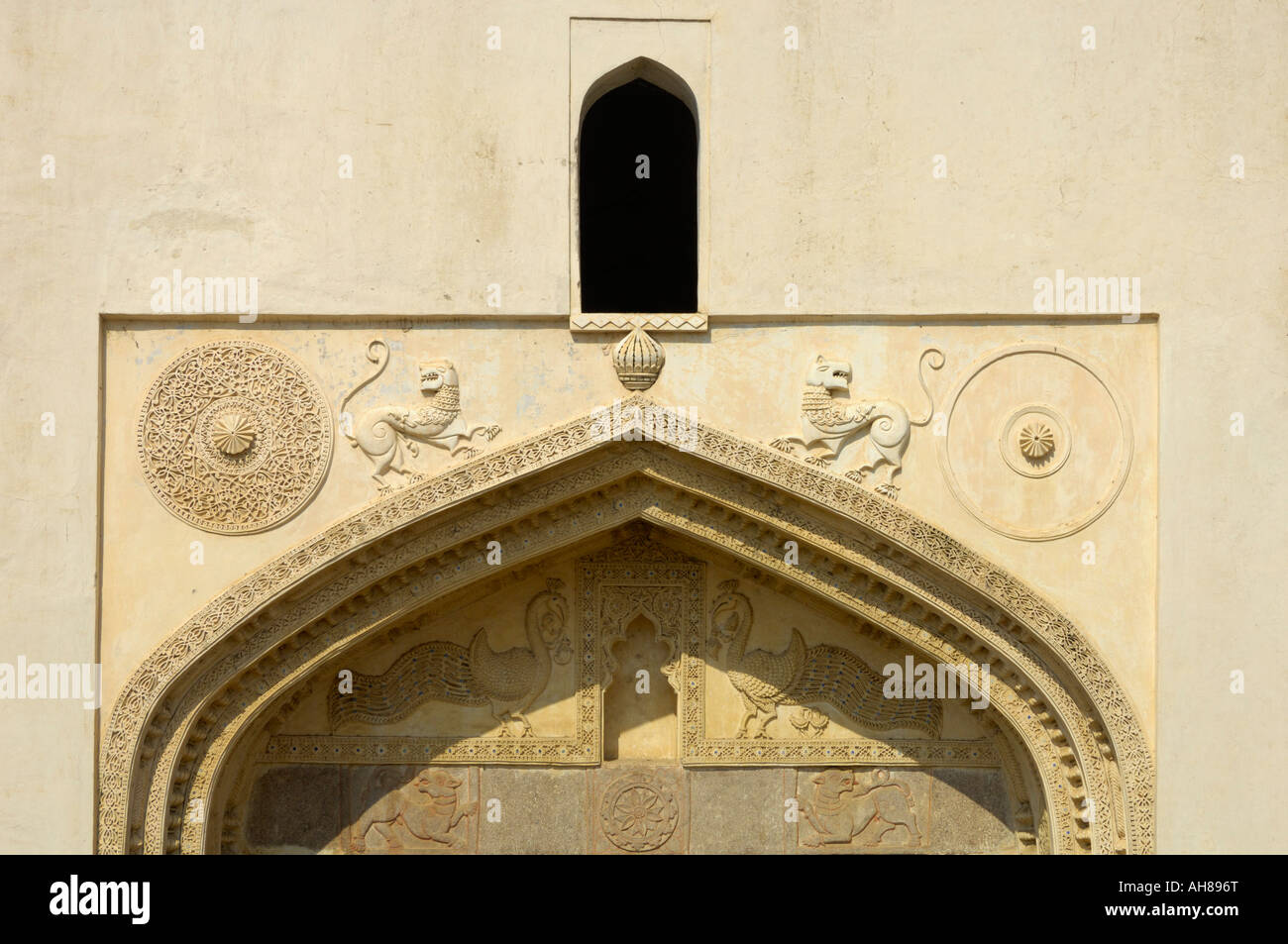 Bala Hisar gate montrant des motifs hindous comme Yalis et peacock Golconda fort Hyderabad Andhra Pradesh, Inde Banque D'Images