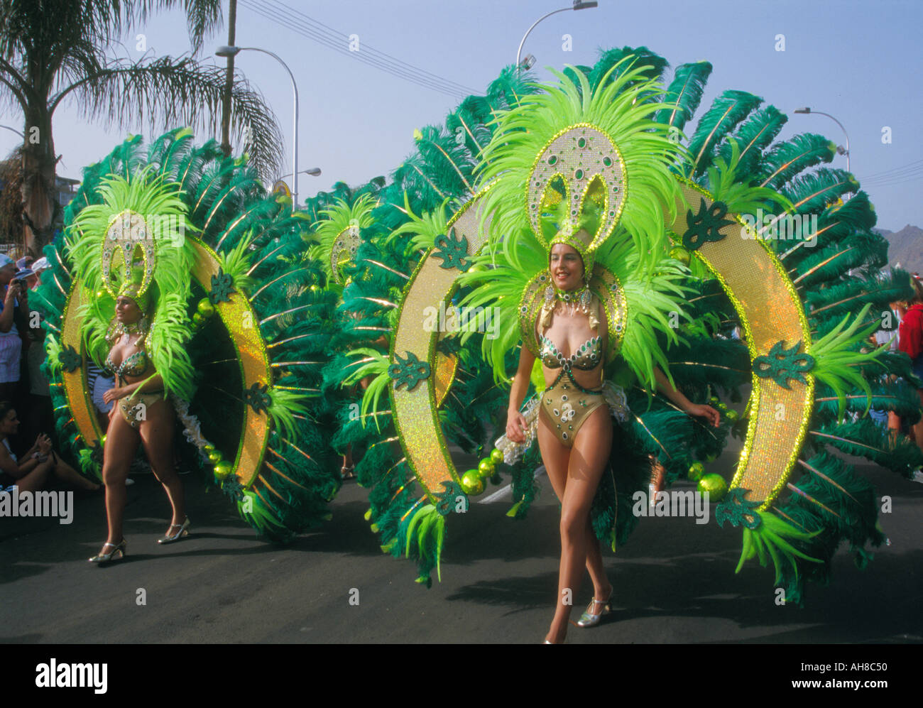 Espagne Canaries Tenerife island festival Carnaval de Santa Cruz avec procession costume coloré dans la rue Banque D'Images