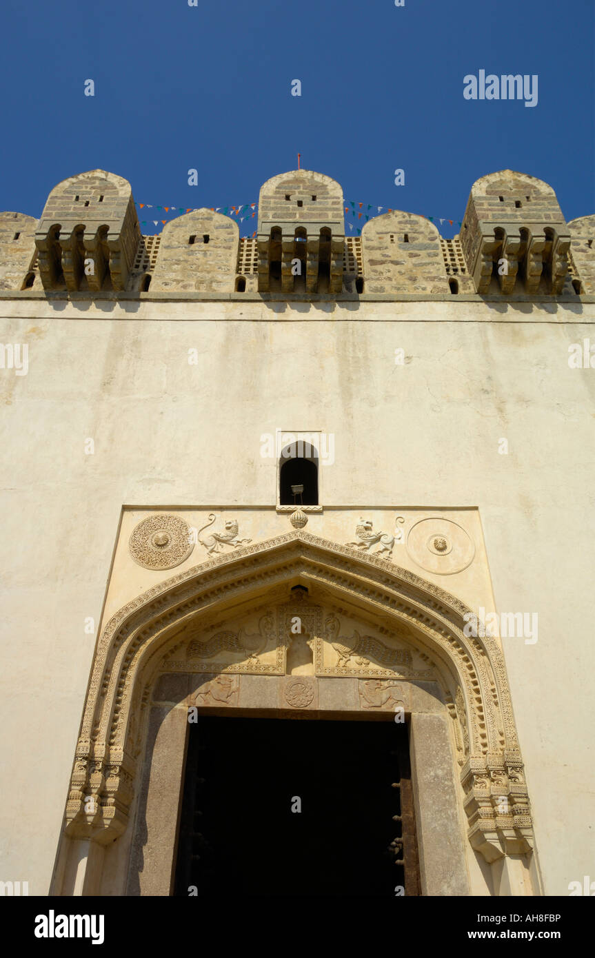 Bala Hisar gate montrant des motifs hindous comme Yalis et peacock Golconda fort Hyderabad Andhra Pradesh, Inde Banque D'Images