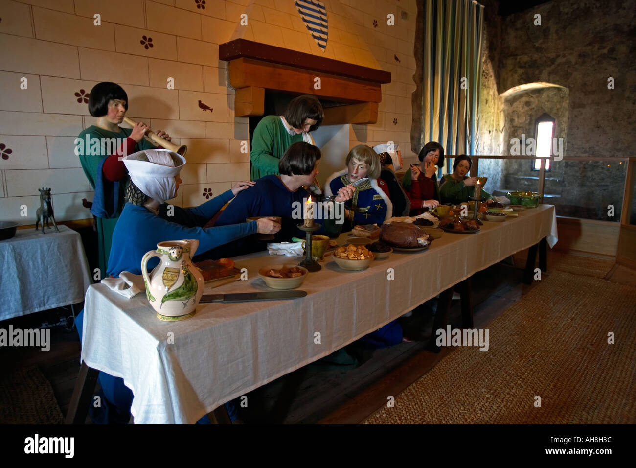 Mannequins représentant un banquet médiéval, Château de Pembroke, Pembrokeshire, Pays de Galles de l'Ouest, Royaume-Uni Banque D'Images