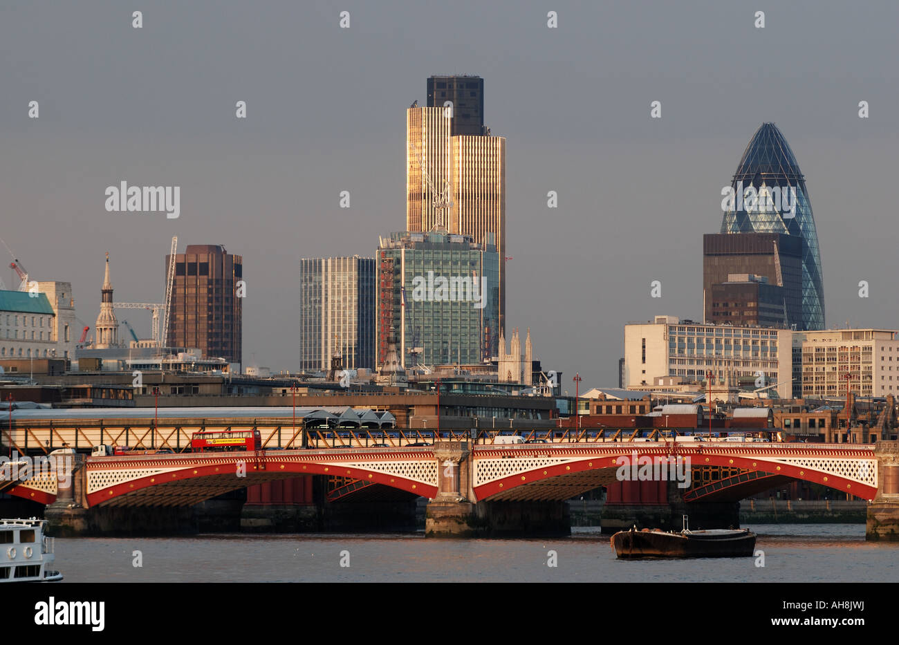 Vue sur Blackfriars Bridge dont 30 St Mary Axe et Tower 42, London, England, UK Banque D'Images