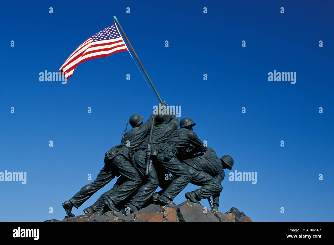 United States Flag survole le United States Marine Corp Memorial Washington D C Banque D'Images