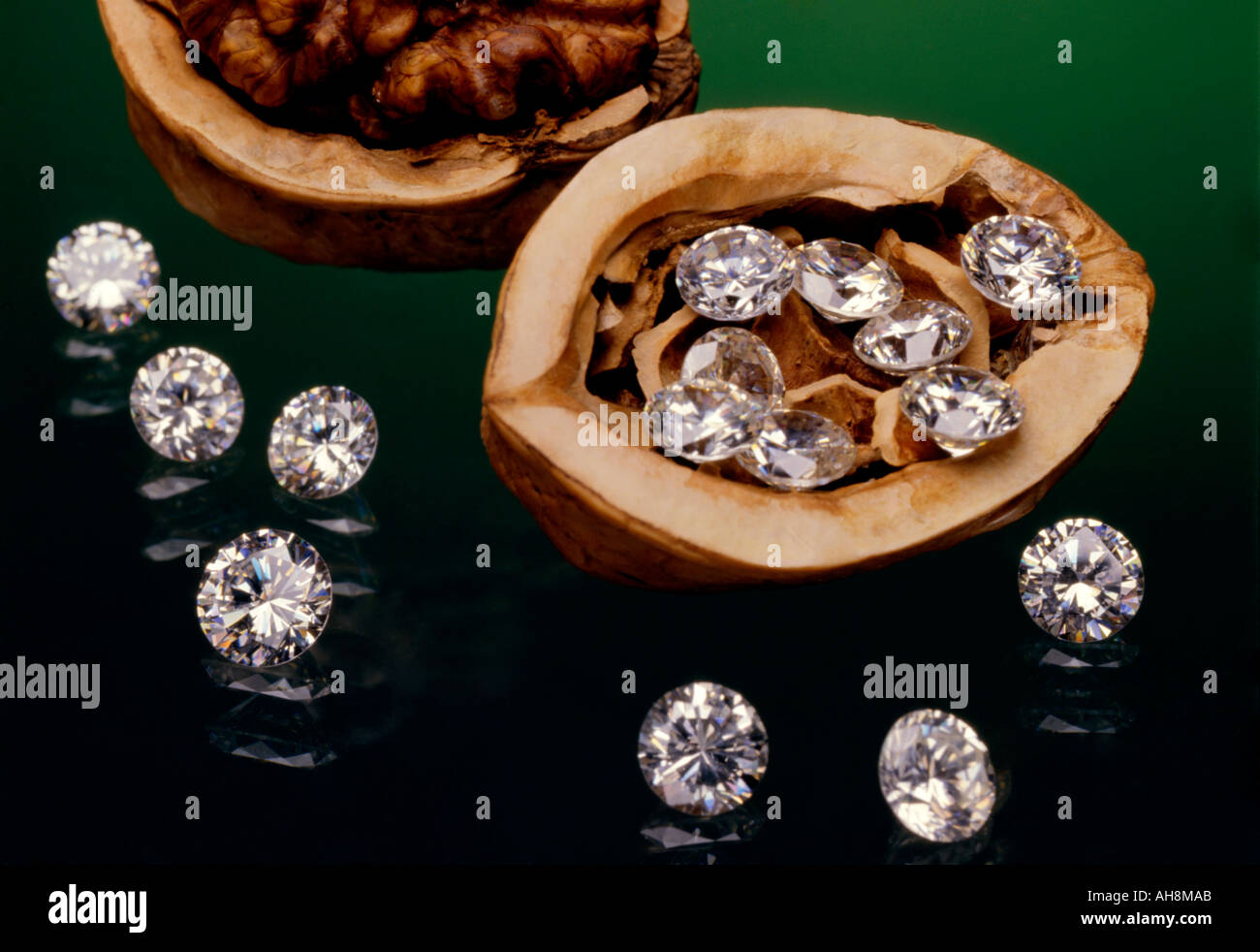 Diamants de noyer ; quinze grandes coupes polies finition brillante étincelante pièces de diamant rond étincelant de noyer sec ; inde ; asie Banque D'Images