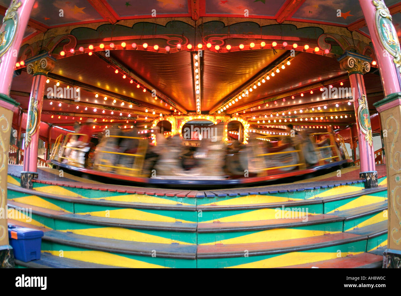 Parc d'ride rond-point en mouvement flou flou vitesse fun fête foraine Banque D'Images