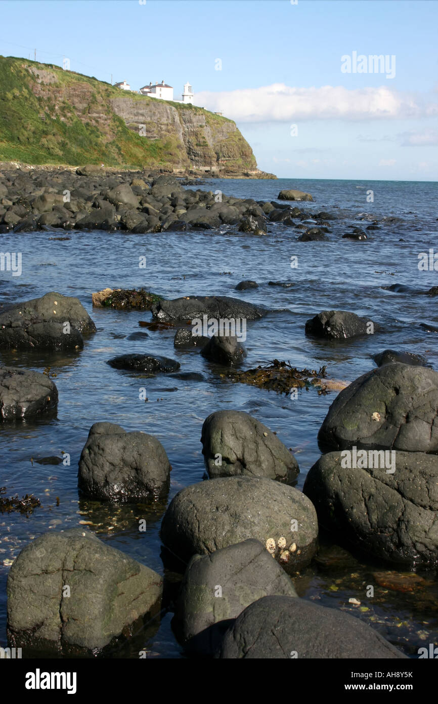 Phare de point noir sur la falaise, près de la ville de Whitehead, comté d'Antrim, en Irlande du Nord Banque D'Images