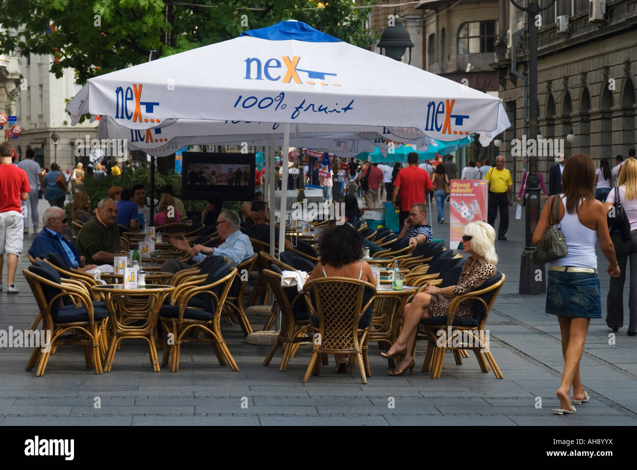 Les gens se détendre le long de la rue Knez Mihailova, Belgrade, Serbie Banque D'Images