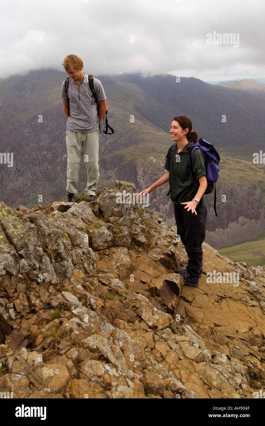 Les marcheurs au début de la huche Goch Ridge à la recherche vers le bas dans le Llanberis Pass au nord du Pays de Galles UK GO Gwynedd Banque D'Images