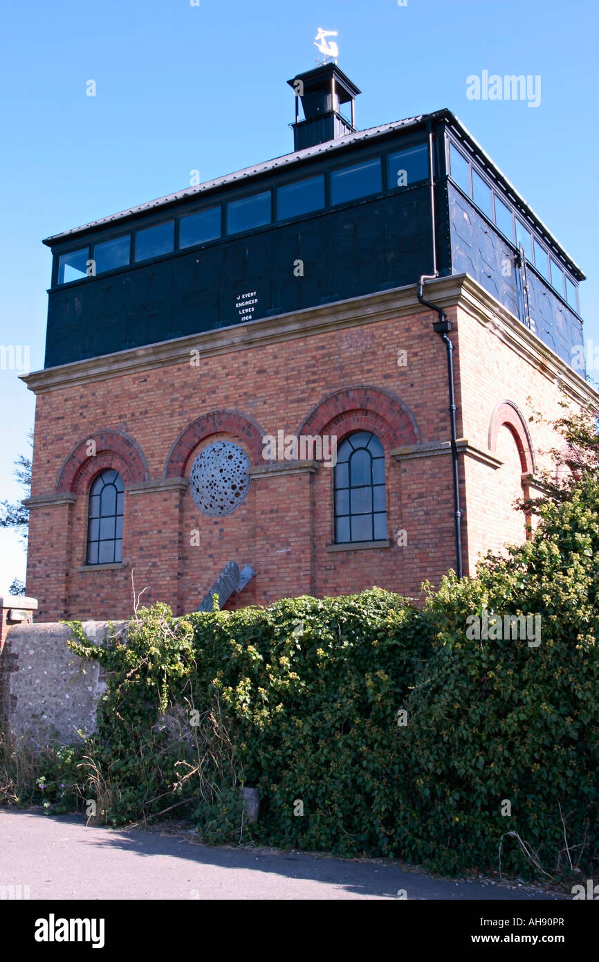 Vue extérieure de l'avant de la Tour Foredown, une tour d'eau (construite en 1909) convertie en caméra Obscura. Portslade, East Sussex, Angleterre Banque D'Images