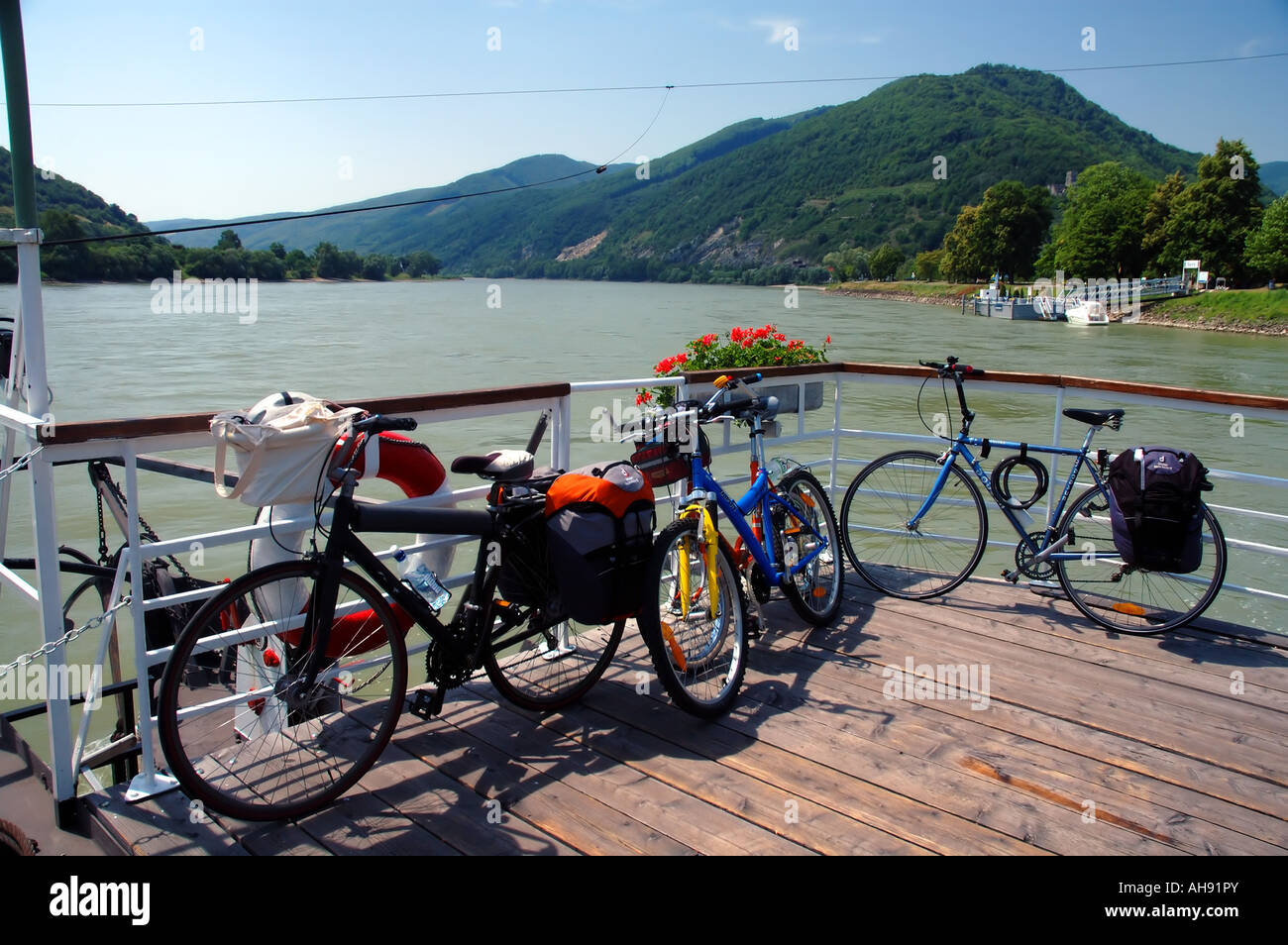 Des vélos sur le passage de bac le Danube à Spitz an der Donau dans la région de Wachau de Autriche Pas de PR Banque D'Images