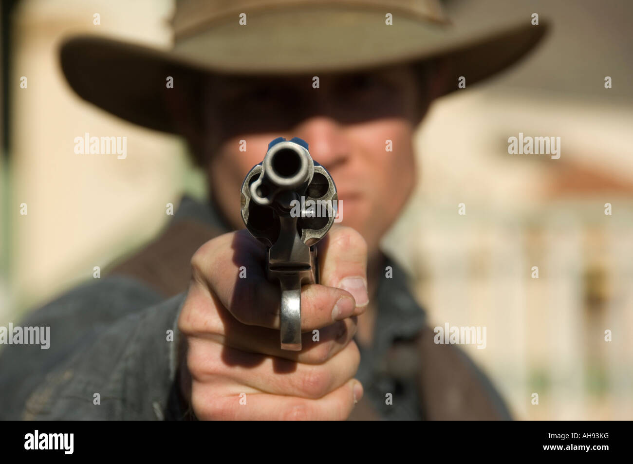 Aiming cowboy revolver Banque de photographies et d'images à haute  résolution - Alamy