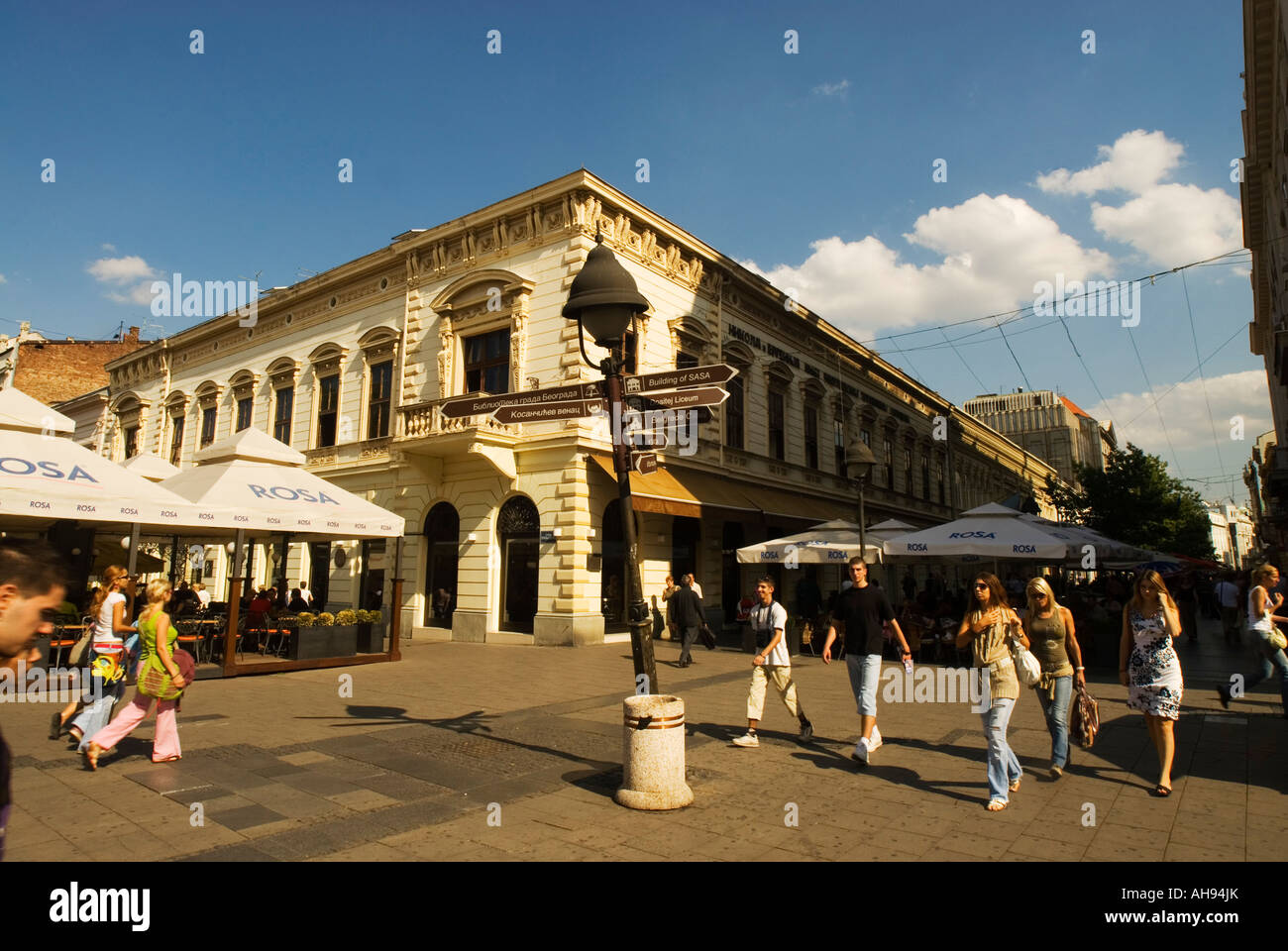 Les piétons marchant le long de la rue Knez Mihailova, Belgrade, Serbie Banque D'Images