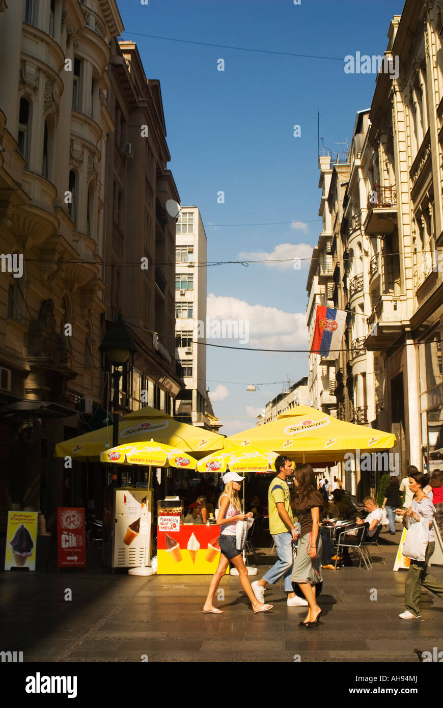 Les piétons marchant le long de la rue Knez Mihailova, Belgrade, Serbie Banque D'Images