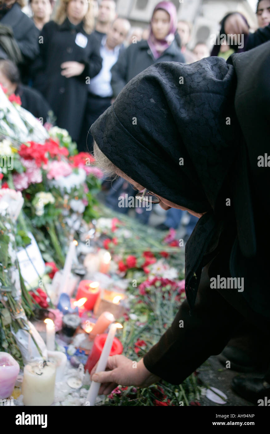 Placer une bougie pleureuse sur le site de Hrant Dink, journaliste arménien  de prise de vues, Istanbul, Turquie, en janvier 2007 Photo Stock - Alamy
