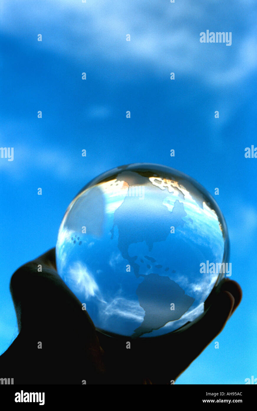 Hand holding earth Globe en cristal et continents et de voyages autour du monde Banque D'Images