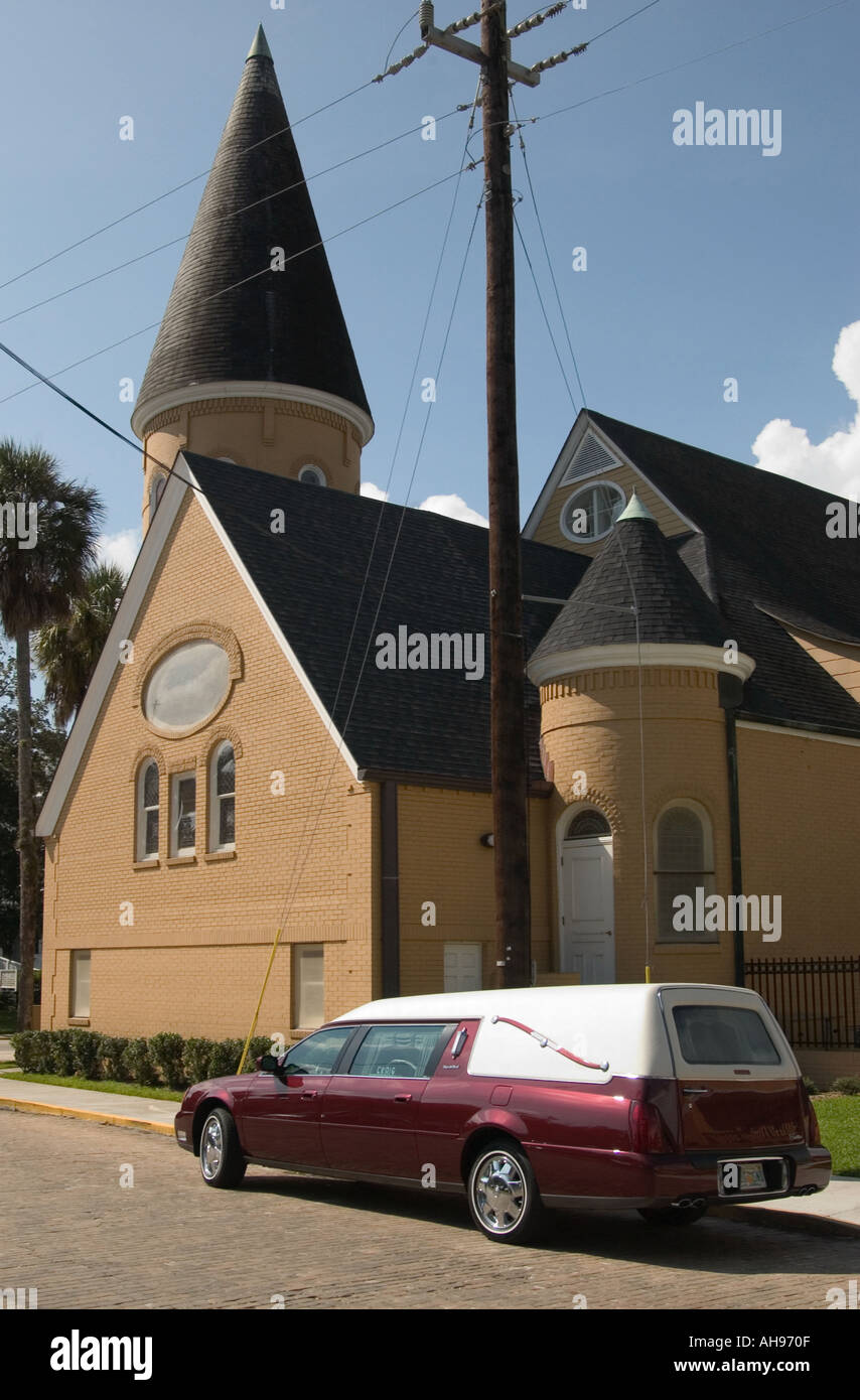 Vintage Bourgogne et corbillard blanc garé à l'extérieur de l'église baptiste de la ville antique à Augustine, Floride, États-Unis. Banque D'Images
