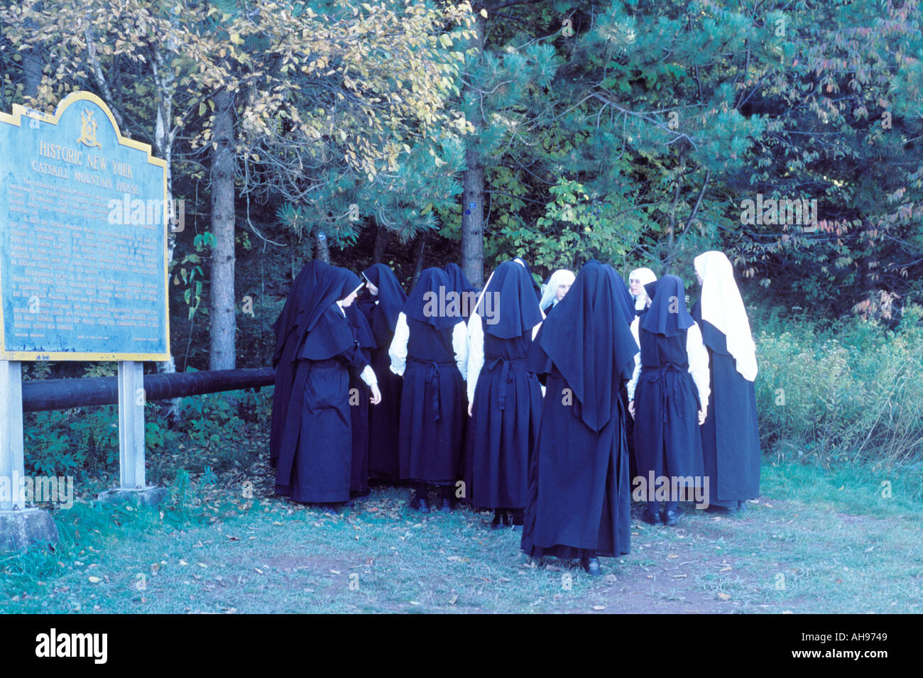 Un groupe de religieuses se préparer pour une randonnée dans les monts Catskill Boulder Rock Trail South et North Lake State Park de Catskill-NOUS Banque D'Images