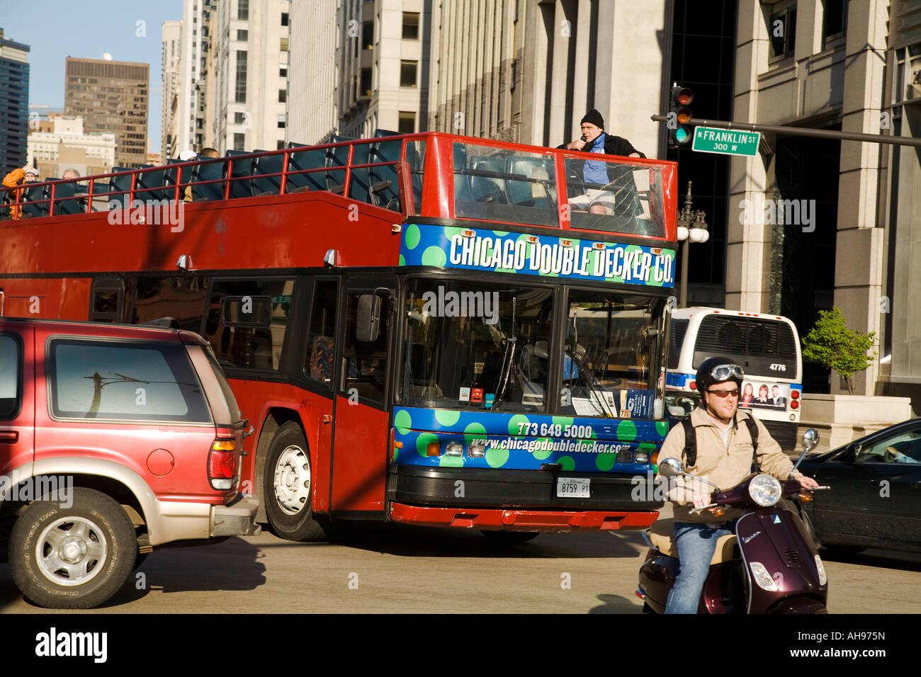 L'encombrement du trafic sur l'Illinois Chicago Wacker Drive double decker bus de tournée et l'homme voitures scooter ride Banque D'Images