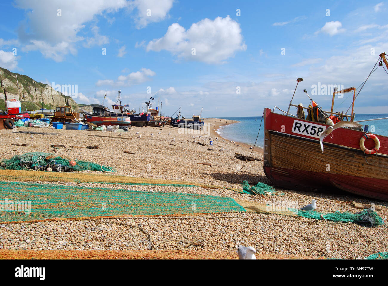 Les bateaux de pêche et des filets sur la plage, le Stade, la vieille ville de Hastings, Hastings, East Sussex, Angleterre, Royaume-Uni Banque D'Images