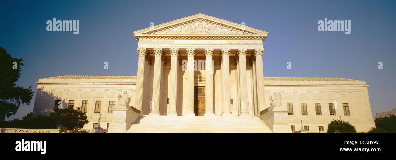 Voir l'ensemble du bâtiment de la Cour suprême américaine Banque D'Images