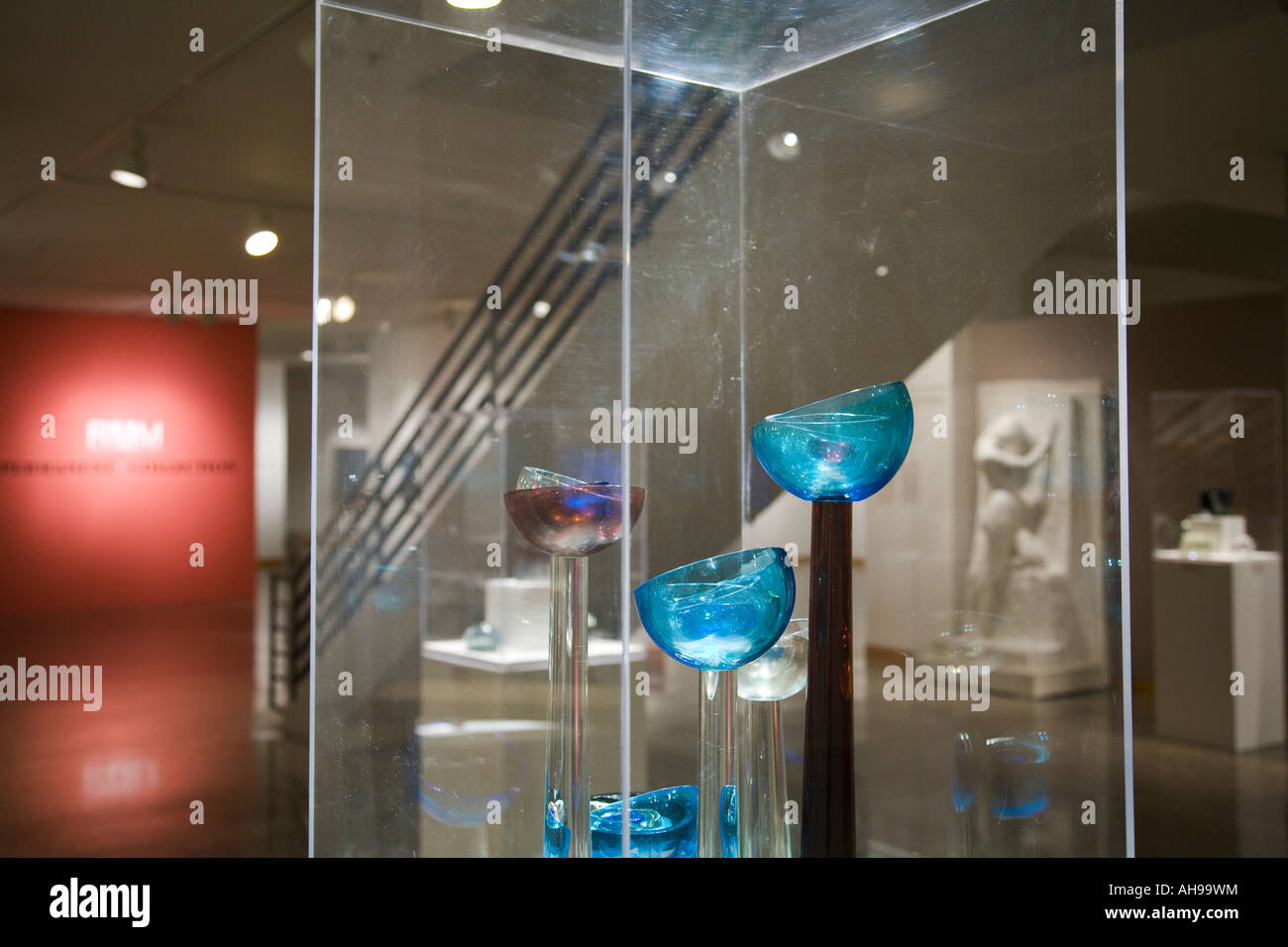 Rockford ILLINOIS Affichage en verre coloré en plexiglass fort de sculpture et d'art à Rockford Art Museum Banque D'Images
