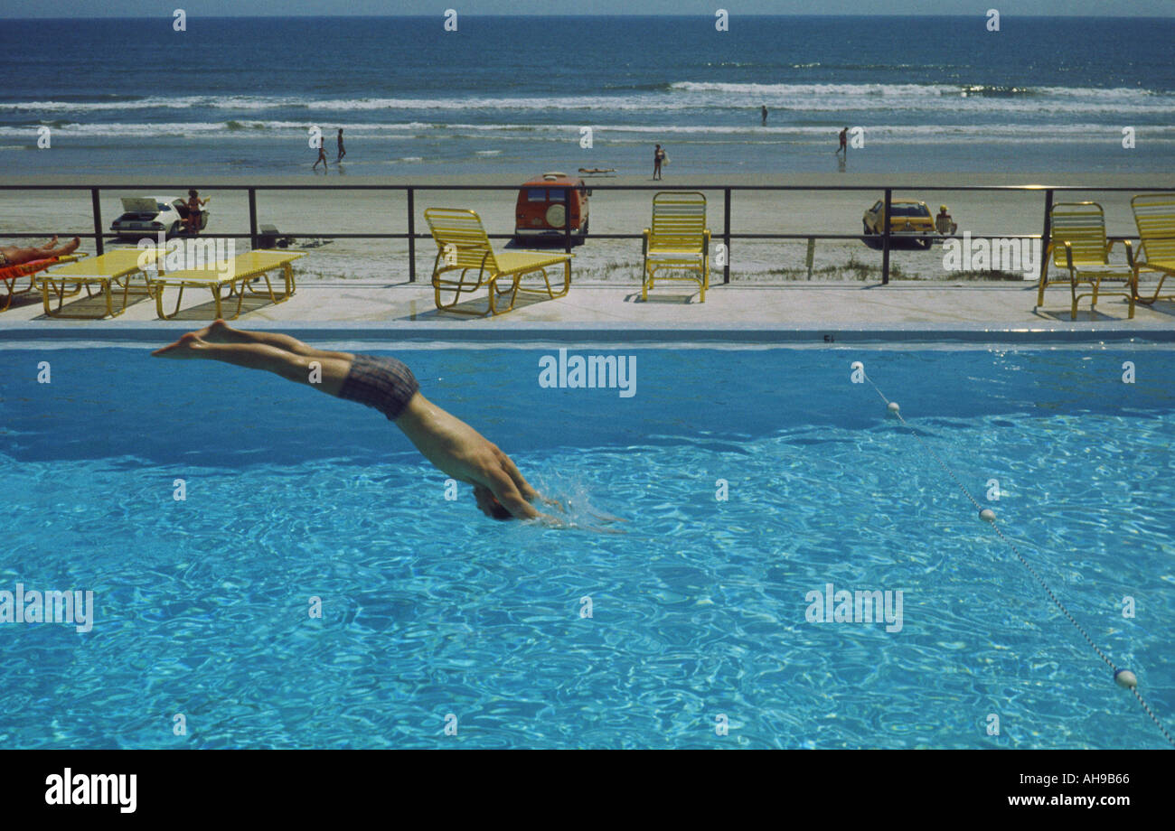 Rétro vintage: Jeune homme plongée dans une piscine d'hôtel sur la côte est de la Floride, Etats-Unis 1978. Banque D'Images
