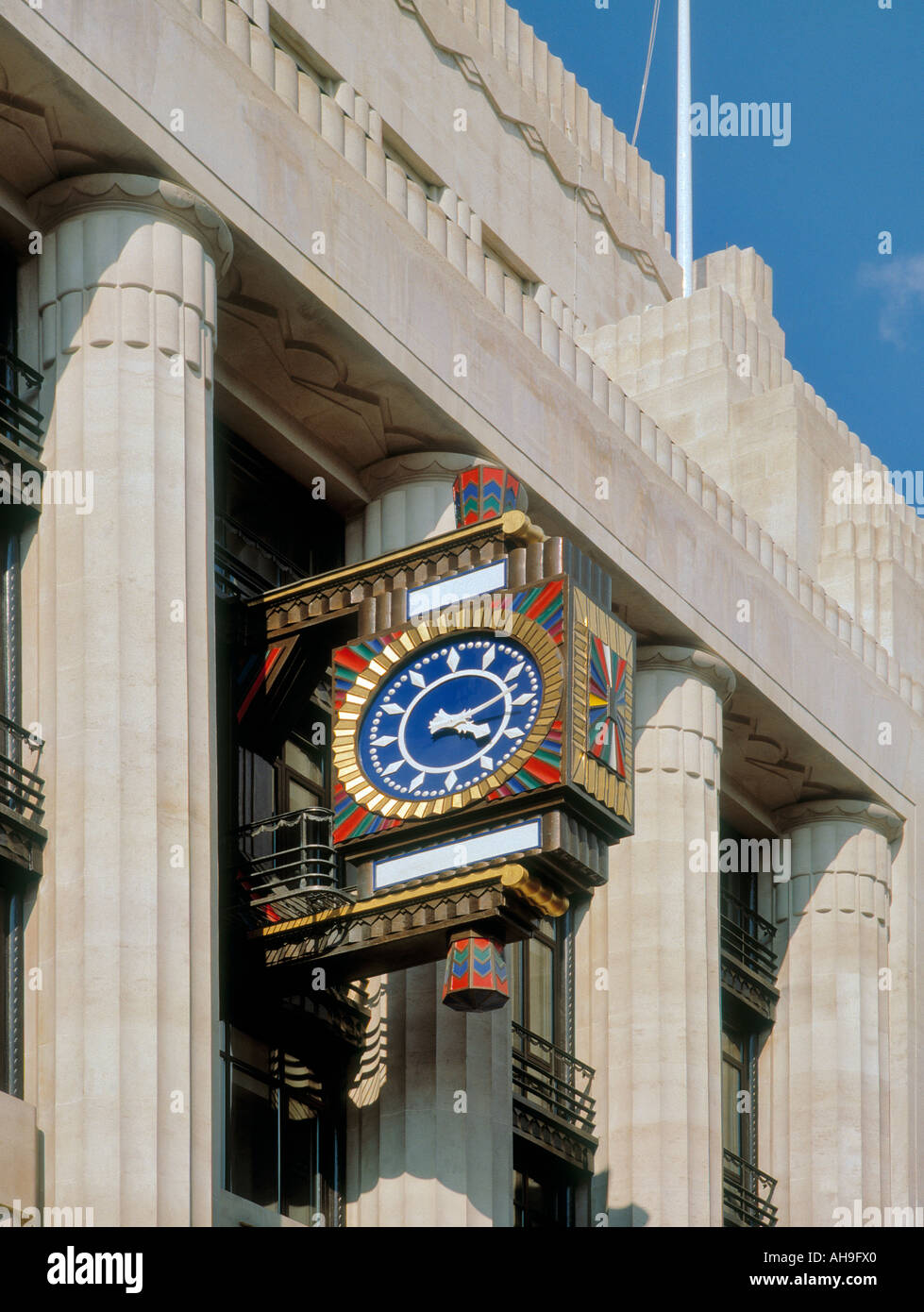 Détail architectural - l'horloge de l'ancien bâtiment du Daily Telegraph dans Fleet Street Londres Banque D'Images