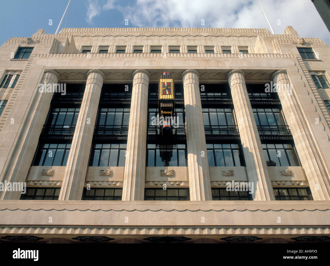 Détail architectural - les principaux piliers en pierre façade de l'ancien bâtiment du Daily Telegraph dans Fleet Street Londres Banque D'Images