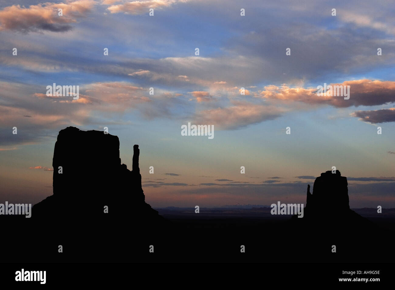 Soir lumière éclatante sur Monument Valley Formations Butte mieux connu sous le nom de Bob Monument Valley Navajo Tribal Park Utah Banque D'Images