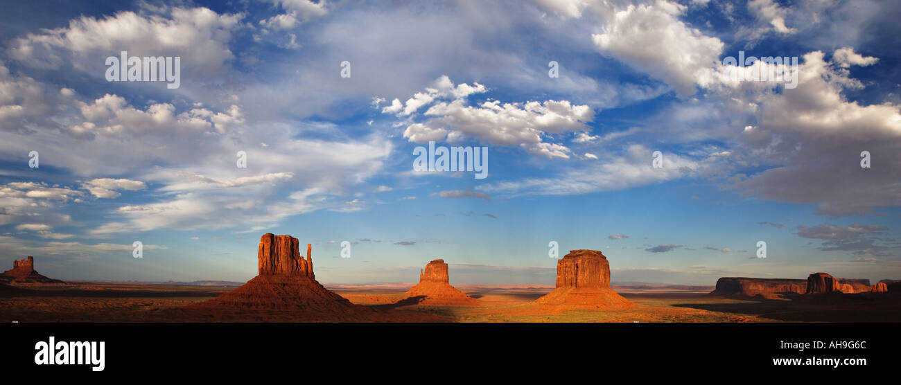 Soir lumière éclatante sur Monument Valley Formations Butte mieux connu sous le nom de Bob Monument Valley Navajo Tribal Park Utah Banque D'Images