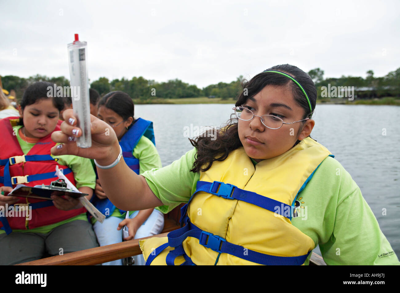 Préserve Libertyville Illinois Girl utilisé anémomètre les élèves effectuent des tests de qualité de l'eau dans le lac ScienceFirst Banque D'Images