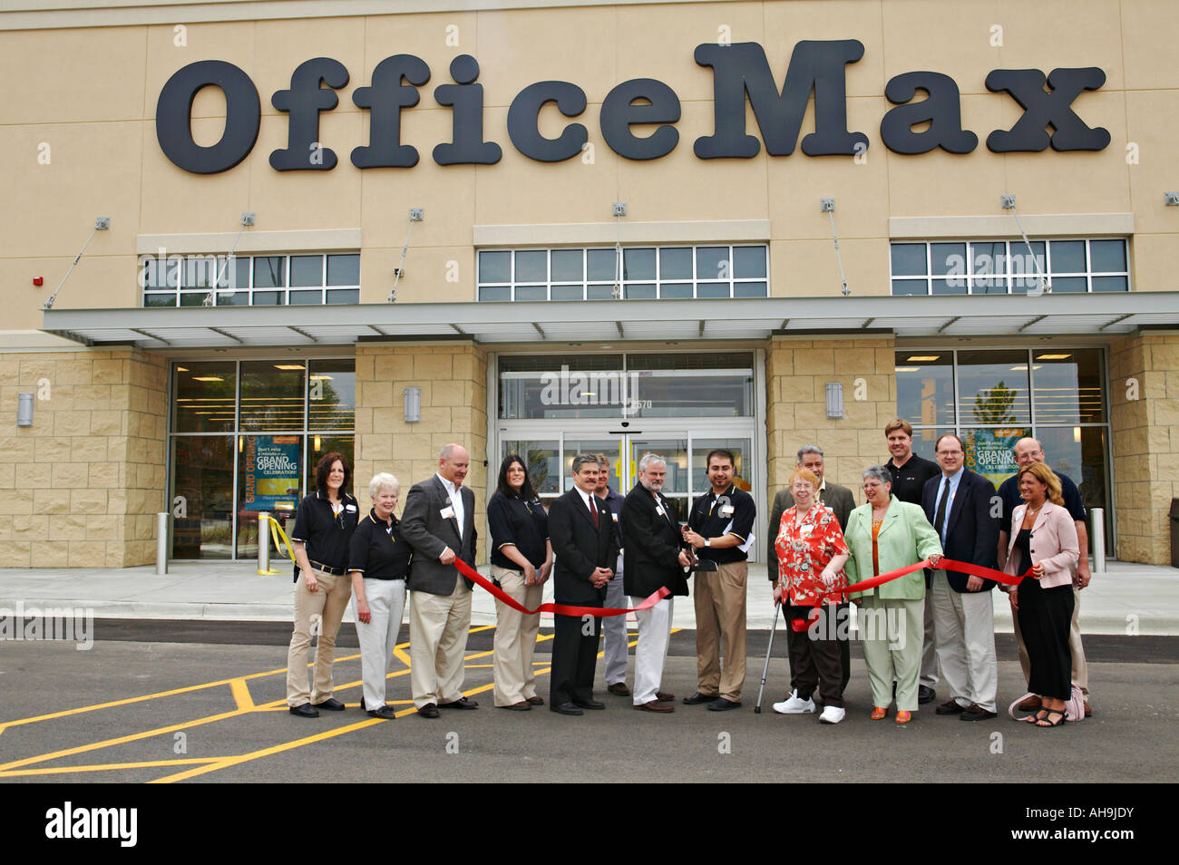 Cas Hoffman Estates Illinois Store employés détiennent des ciseaux et du ruban rouge à grande ouverture du magasin OfficeMax Banque D'Images