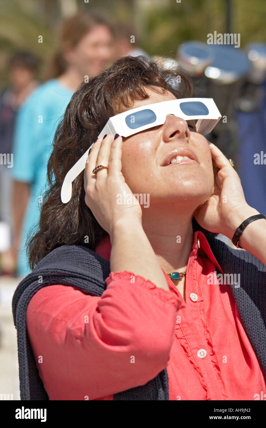Woman looking at sun à travers des lunettes de vision solaire mylar à  l'éclipse totale du soleil d'un côté dans le sud de la Turquie Photo Stock  - Alamy