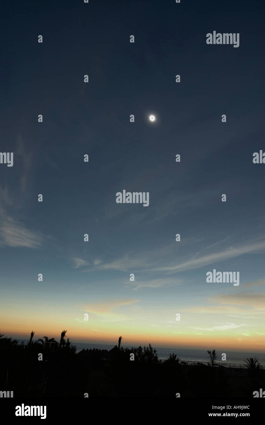 La lumière sur l'horizon de mer avec ciel noir ci-dessus au cours d'éclipse totale du soleil vu de côté dans le sud de la Turquie Banque D'Images