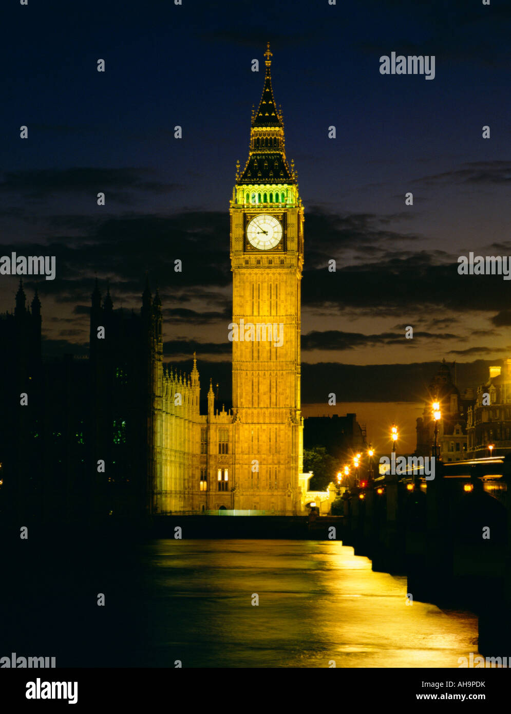 Big Ben de nuit, dans le Tour d'Elizabeth, de l'autre côté de la Tamise, Londres, Angleterre, Royaume-Uni, UK, FR Banque D'Images