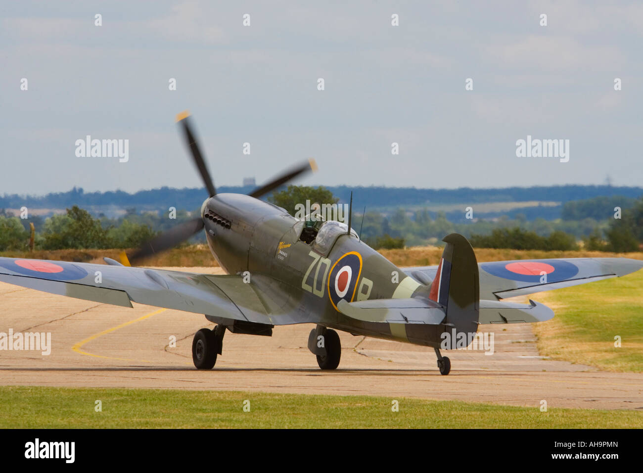 Un Supermarine Spitfire Mk IXB Les taxis sur une piste difficile Banque D'Images