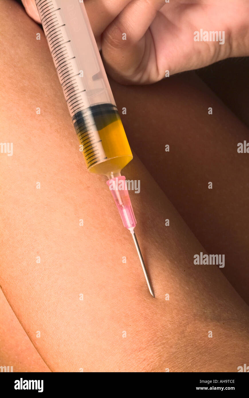 Hand holding syringe Banque D'Images