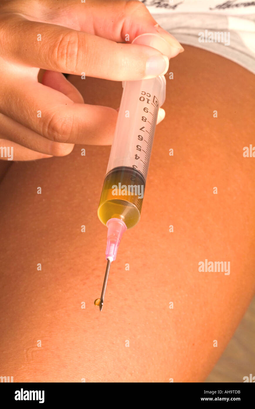 Hand holding syringe Banque D'Images
