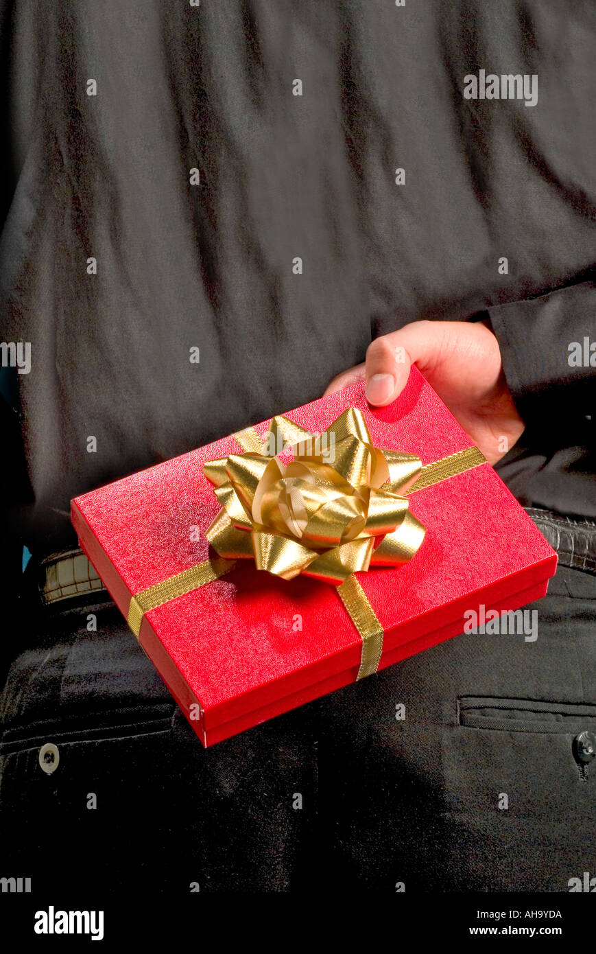 Man holding gift Banque D'Images