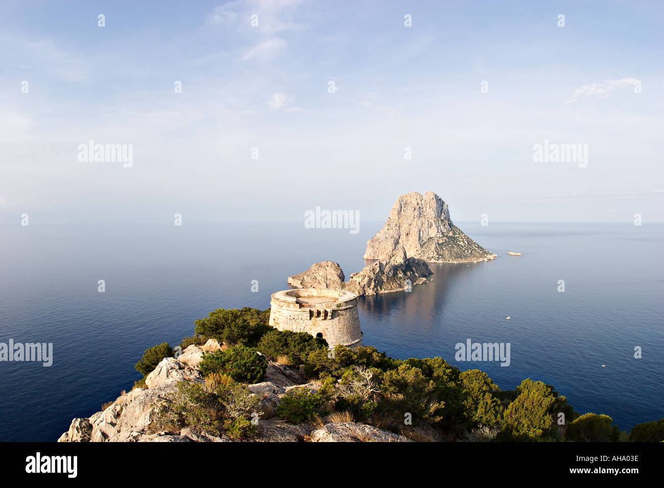 Torre tour des Savinar avec les îles Es Vedra et es Vedranell Ibiza Banque D'Images