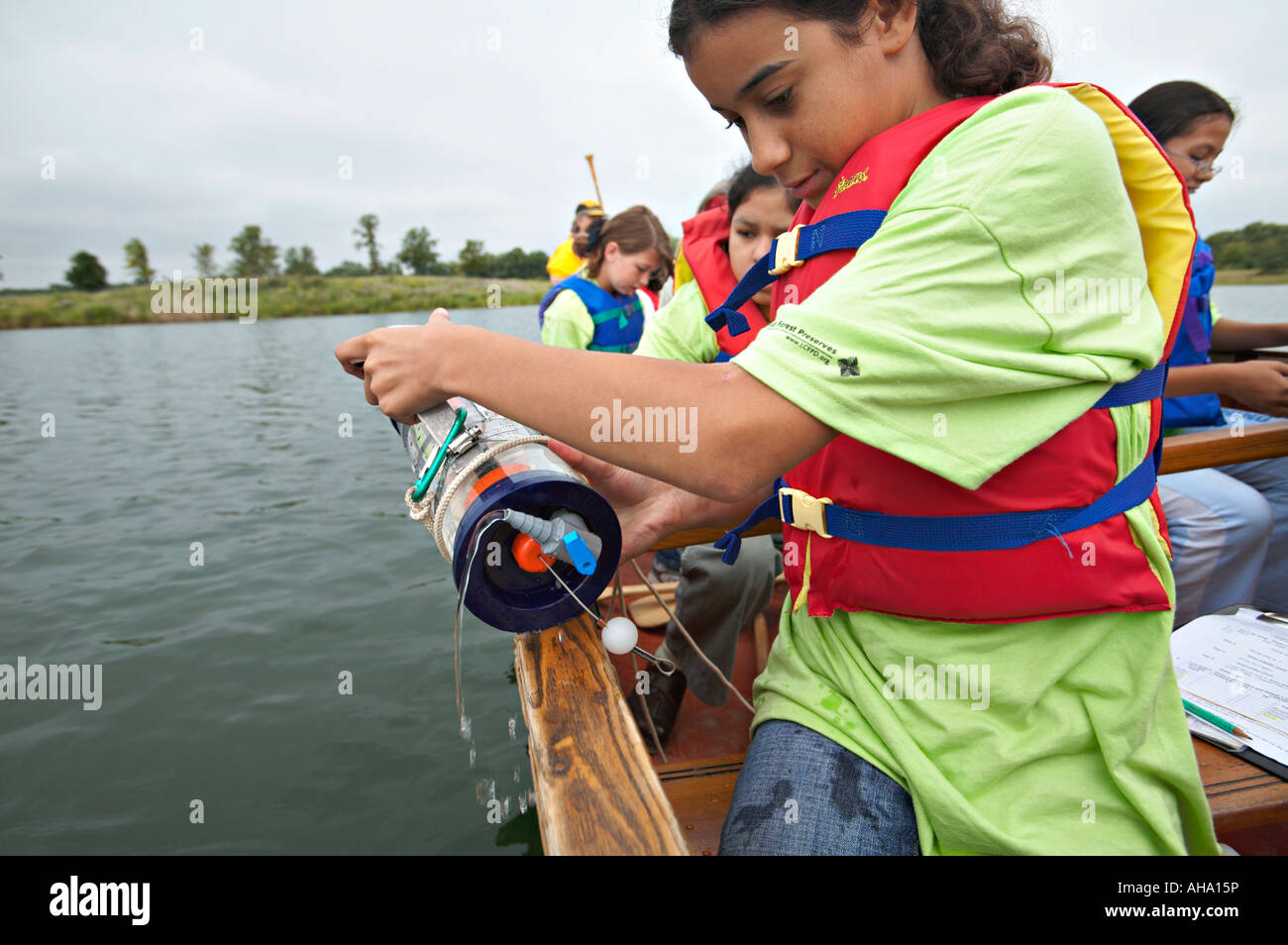 Préserve Libertyville Illinois Girl utiliser le tube de canoe les élèves effectuent des tests de qualité de l'eau dans le lac camp d'ScienceFirst Banque D'Images