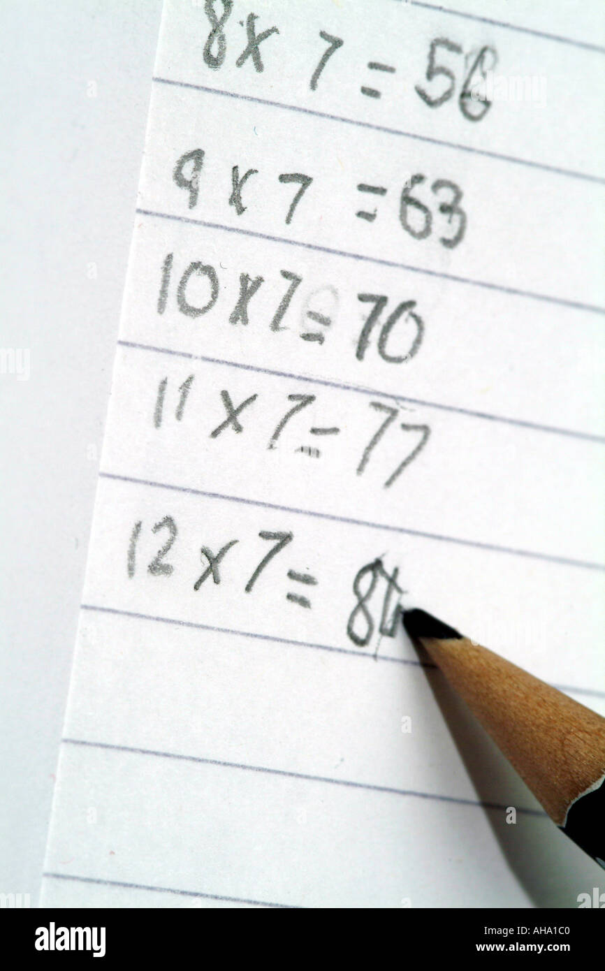 Sept fois devoirs mathématiques Table Banque D'Images