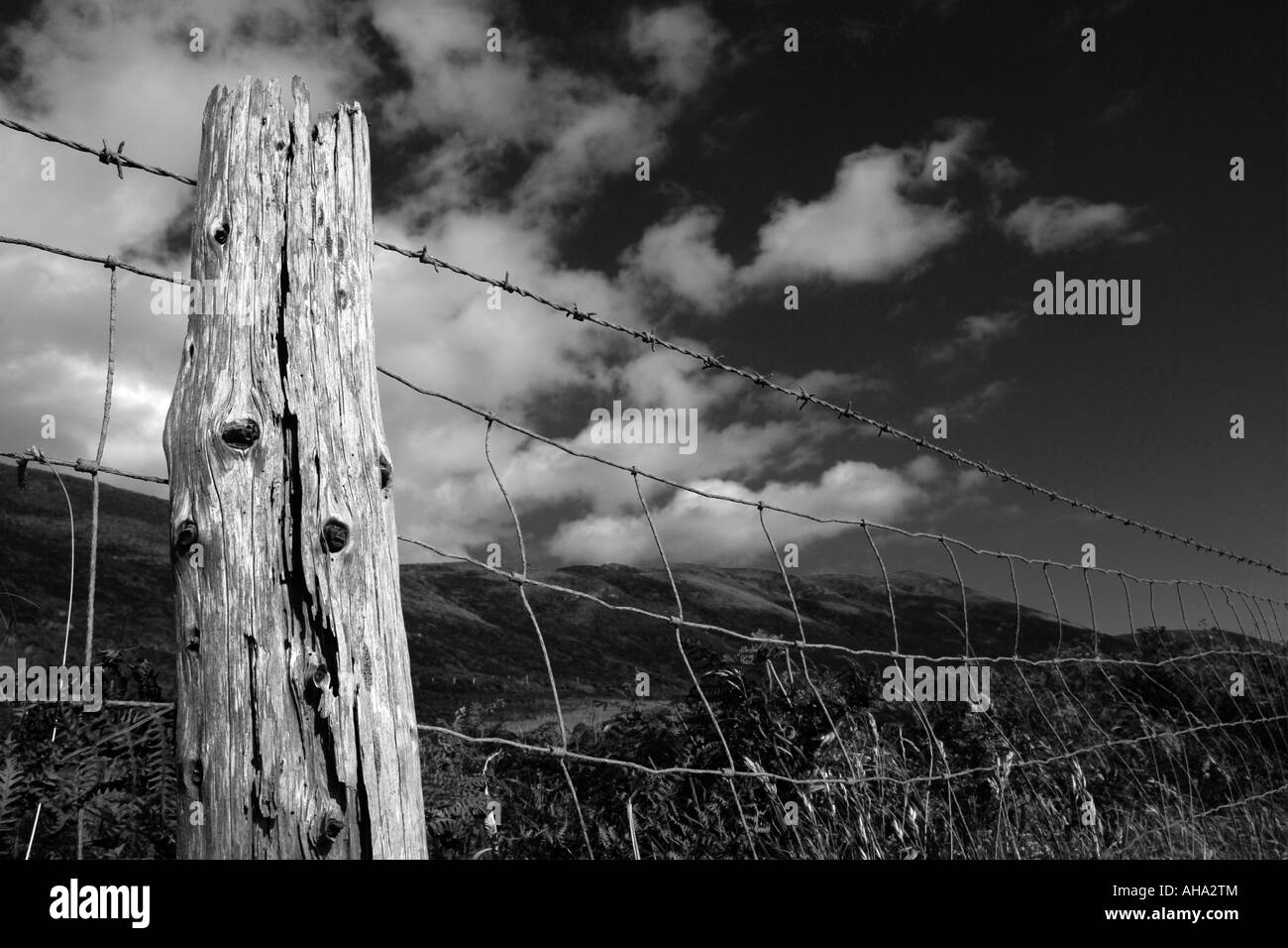 Vieille clôture de barbelés, d'une chaîne de collines, Pays de Galles, Grande-Bretagne Banque D'Images