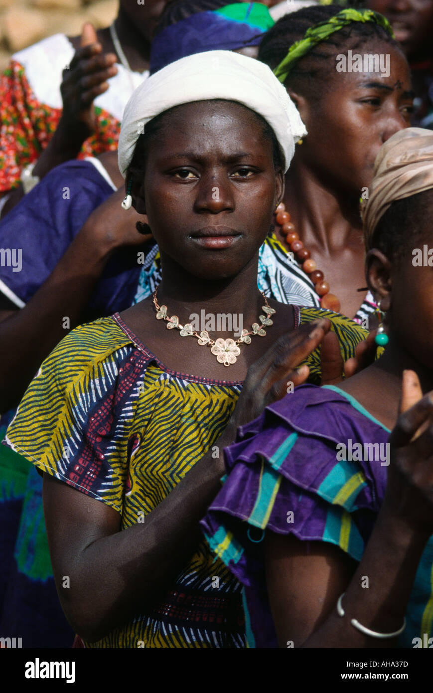Les femmes Dogon dance en procession lors d'une fête de village, au Mali Banque D'Images