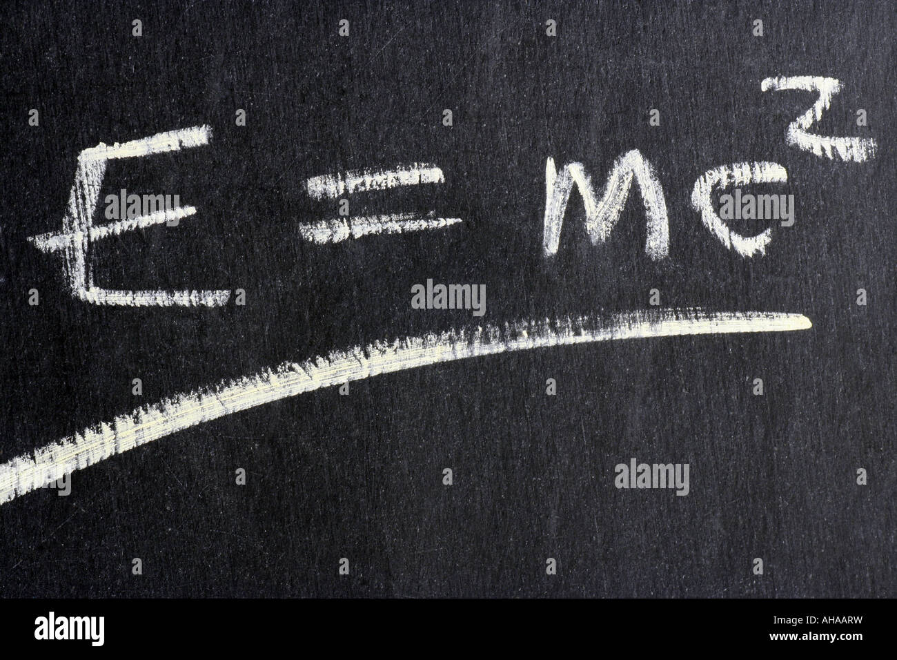 Tableau noir avec Albert Einsteins célèbre équation E =mc2 de l'énergie et de masse sur le carré de la vitesse de la lumière. Banque D'Images