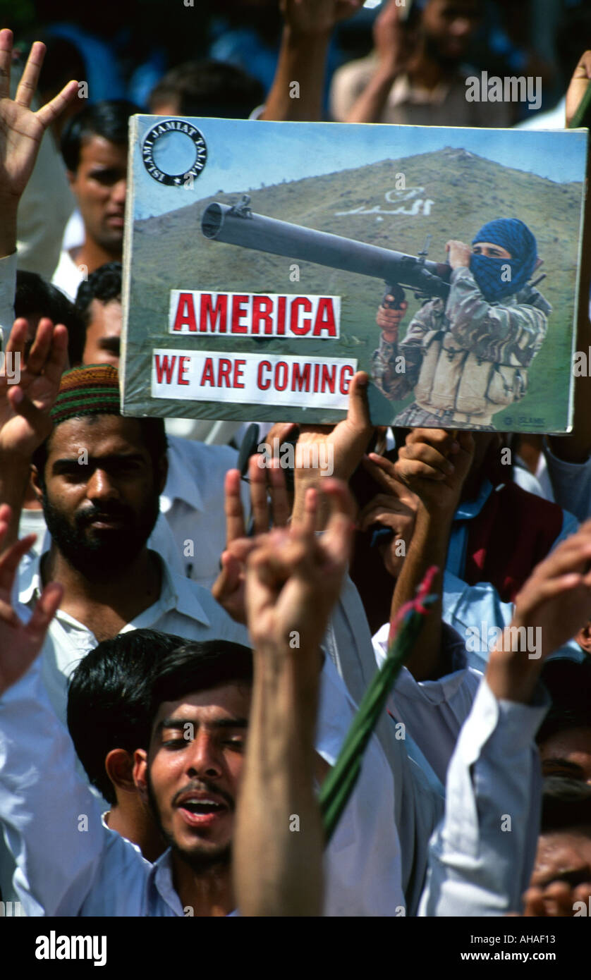 Démonstrateur anti-américaine montrant une photo d'un soldat avec un bazooka jihad mot d'Amérique nous viennent Islamabad au Pakistan Banque D'Images