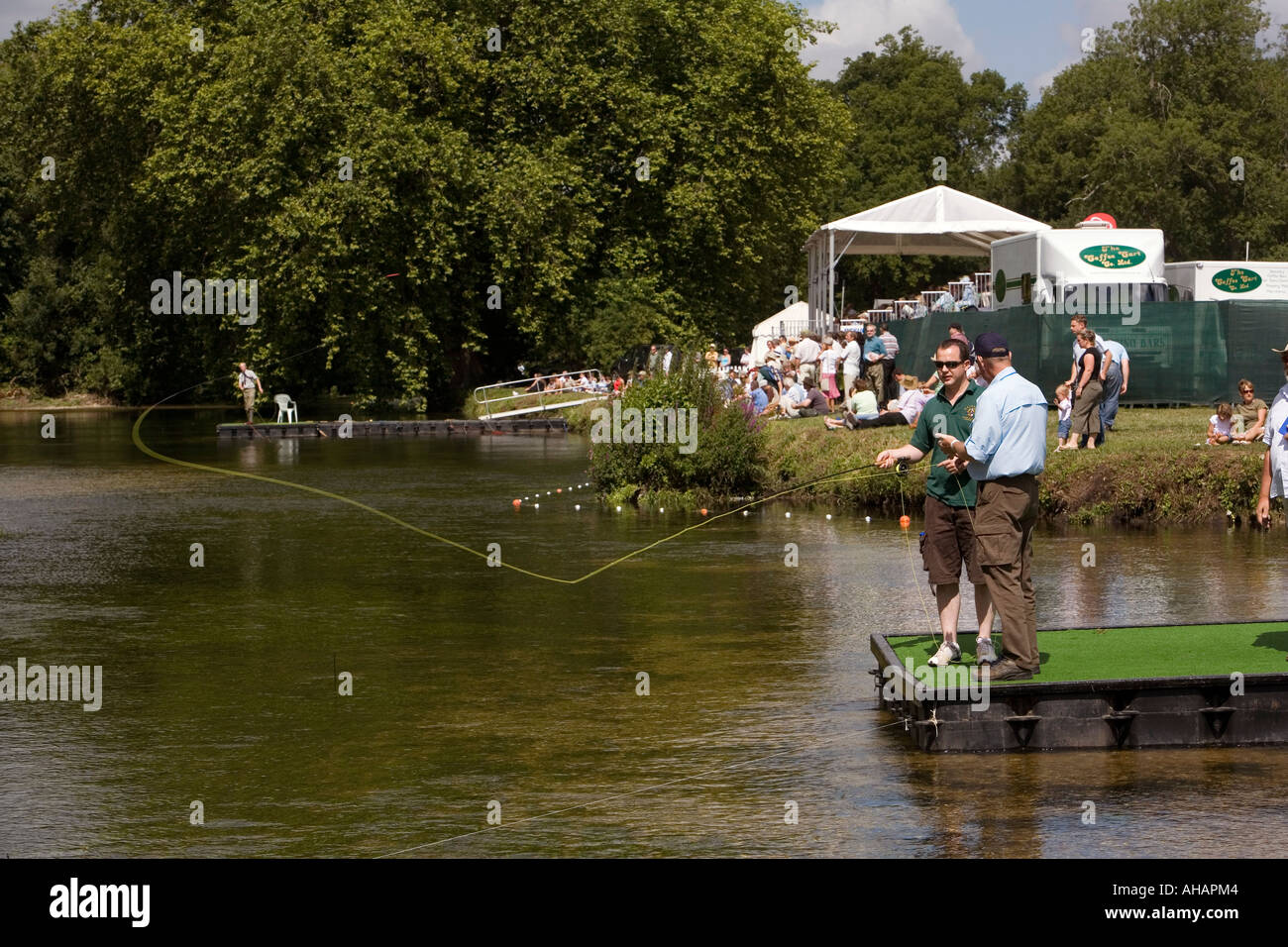 Royaume-uni Hampshire Romsey Broadlands CLA Game Fair la pêche à la mouche sur la rivière scolarité Tester Banque D'Images